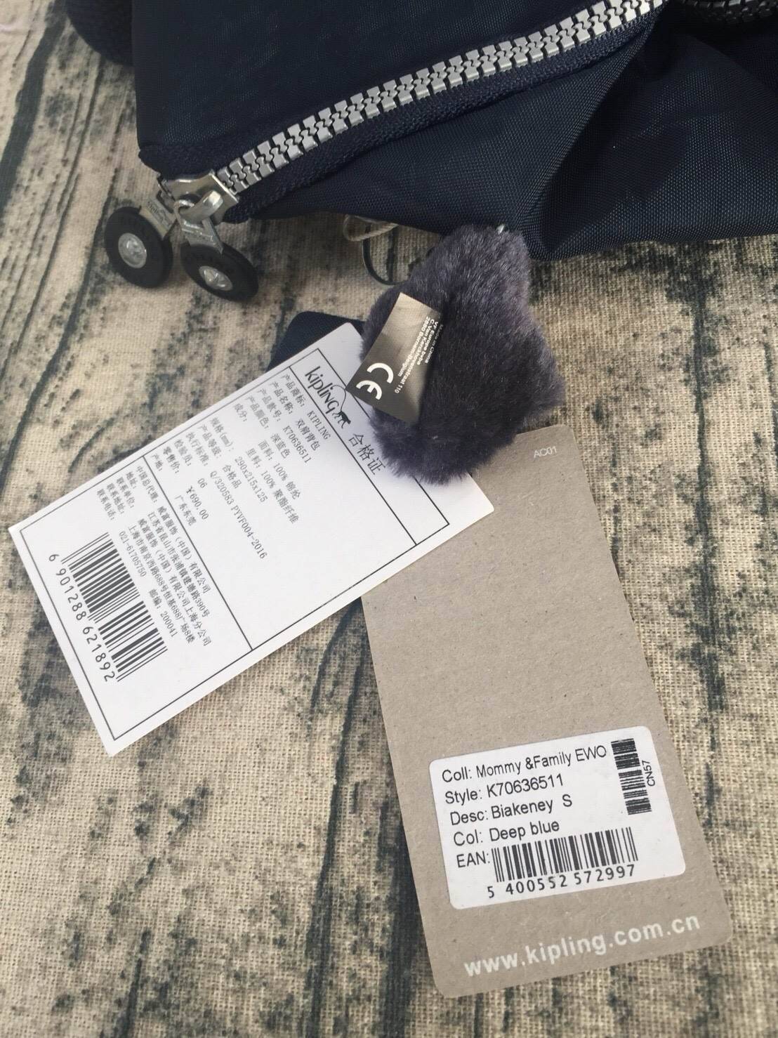 กระเป๋าเป้ Blakeney ไซส์ S จาก KIPLING ที่ออกแบบมาสำหรับผู้หญิง มาพร้อมดีไซน์เบาะรองรับหลัง ซึ่งเหมาะสำหรับ active lifestyle สามารถเก็บของได้อย่างจุใจแต่มีน้ำหนักเบา รวมถึงมีคุณสมบัติกันน้ำช่วยป้องกันให้ของในกระเป๋าปลอดภัยไร้กังวล