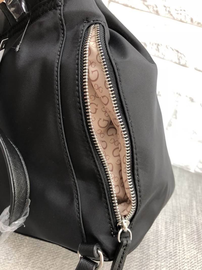 New !!! GUESS ZAYN NYLON BACKPACK รุ่นหายาก พร้อมส่งกระเป๋าสะพายหลัง วัสดุNylonคุณภาพสูง ด้านหน้าติดอะไหล่แบรนด์ พร้อมห้อยพวงกุญแจหนังรูปเครื่องหมายคำถาม เปิดปิดกระเป๋าแบบฝาปิดแม่เหล็ก ขอบปากกระเป๋าเป็นช่องซิปสำหรับใส่ของจุกจิก ภายในช่องหลักโล่งกว้างใส่จอ