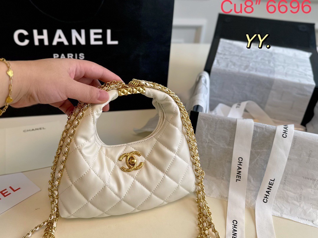 CHANEL Mini Hobo Bag น่ารักแบบตะโกนมาจ้าแม่ กระเป๋ามินิทรงโฮโบ บอกเลยว่าใบนี้สวยและโดดเด่นมาก ด้วยสายโซ่สีทองอร่ามมาแบบมัดรวม เพิ่มกิมมิกแบบถือด้วยตัวล็อกปิดอะไหล่สีทอง จะถือก็ Cute จะสพายก็ปัง เอาอยู่เลยค่า สาวๆ ห้ามพลาดเชียวน้าา