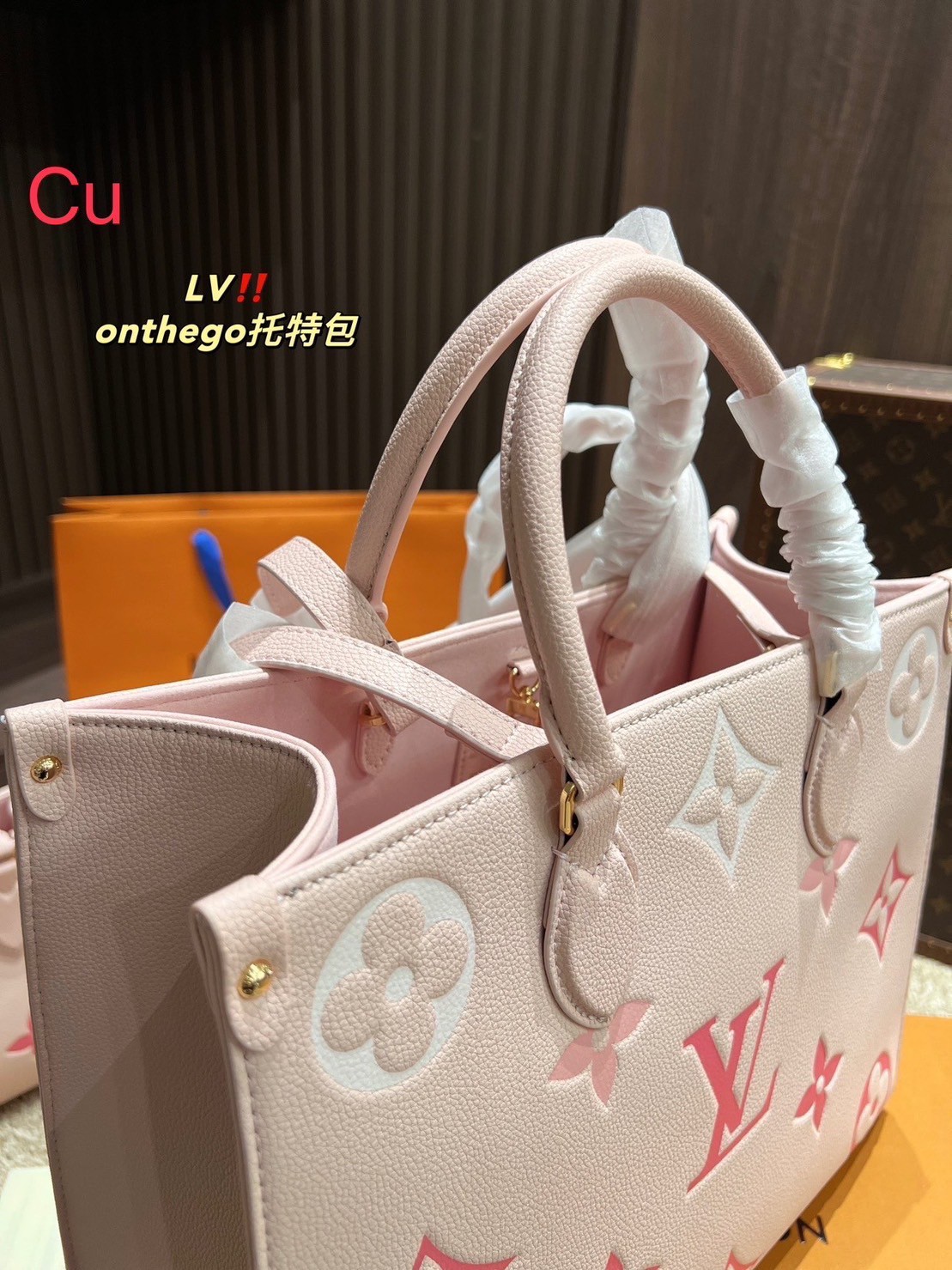 พร้อมส่ง 2 ไซส์ 2 สี โทนพาสเทล 💖💖 LV OnTheGo Leather Handbag / LV Tote Crossbody Bag กระเป๋าทรงโท้ทเวอร์ชั่นดั้งเดิม งานหนังเต็มใบ โทนสีพาสเทลละมุน ปั้มโลโก้ไล่สีเป็นเอกลักษณ์