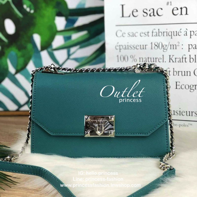 CHARLES & KEITH METAL PUSH LOCK CROSSBODY BAG รุ่นฮิตขายดีมีมาพร้อมส่งแล้วจ้า กับกระเ๋าสะพายไซส์น่ารัก วางอยู่ทรง เปิดปิดด้วย ตัวล็อกด้านหน้า ด้านในแบ่งเป็น 2 ช่องมีช่องซิปตรงกลาง จุของได้เยอะพอควรเลยค่ะ ใส่ iPhone plus ได้สบายๆ และของจุกจิกที่จำเป็น รุ่น