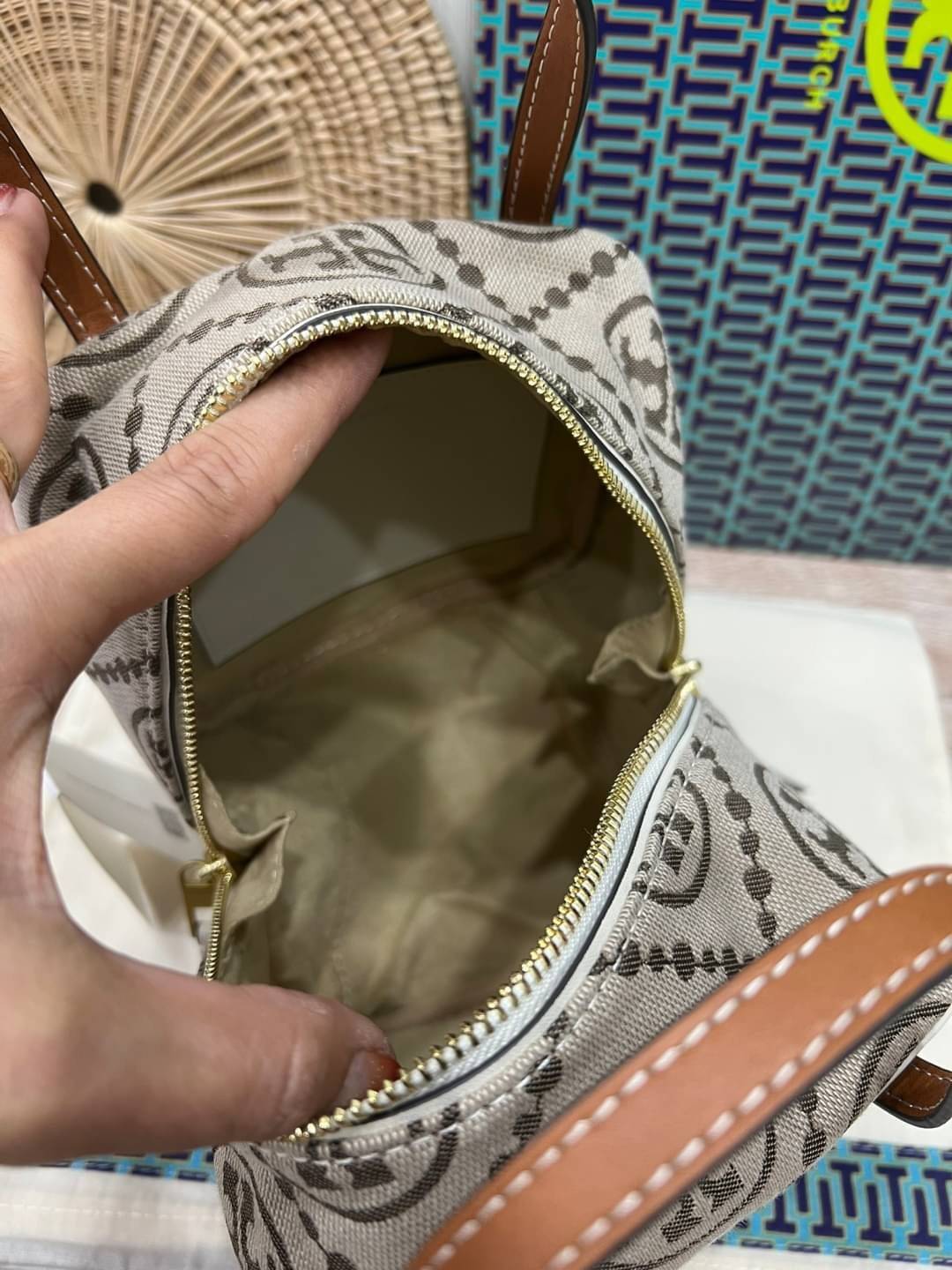 TORY BURCH T MONOGRAM JACQUARD CUBE BAG 🎁พร้อมส่งที่ไทยใหม่ล่าสุด! ปีใหม่นี้เราต้องมีกระเป๋าสวยและเก๋ไว้ใช้กันค่ะ กับกระเป๋าทรง CUBE ดีไซด์ให้ดูเรียลร่วมสมัยมากขึ้น สามารถหยิบจับของได้ง่าย ทรงกระเป๋าแบบกล่อง