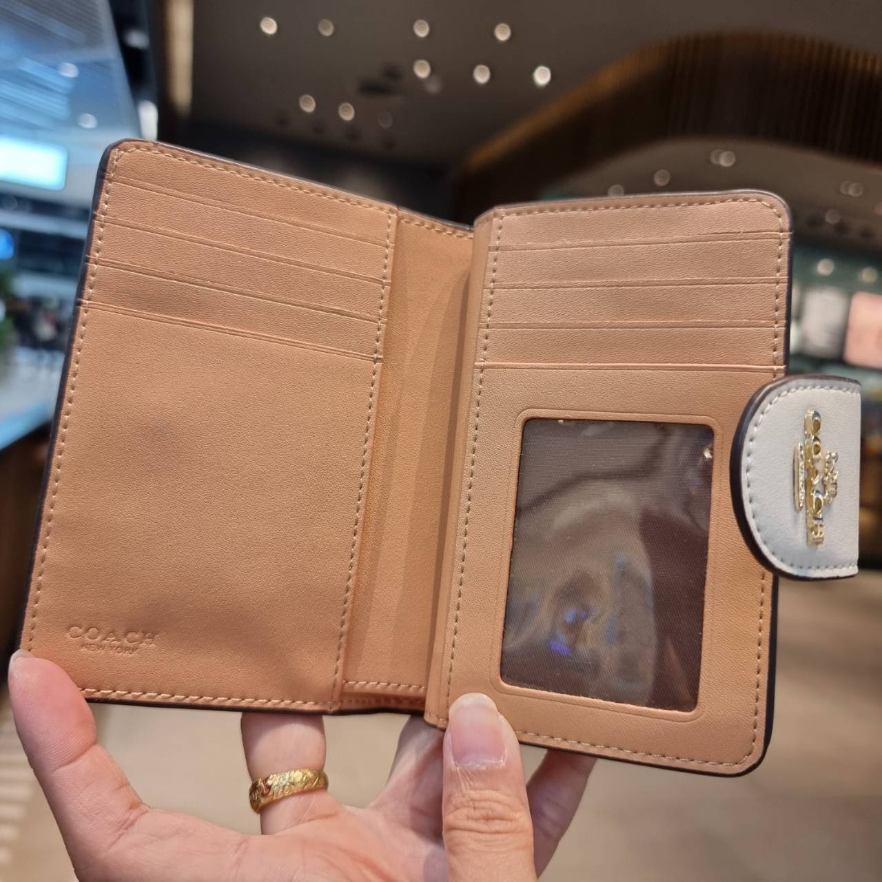 COACH C0082 MEDIUM CORNER ZIP WALLET IN SIGNATURE CANVAS ดีไซน์ใหม่ล่าสุด!! กระเป๋าสตางค์ใบกลาง 👛 ขนาดกำลังเหมาะมือ วัสดุหนังแคนวาสเคลือบลาย ดูแลรักษาง่าย มีช่องใส่บัตรและธนบัตรครบ และช่องซิปแยกไว้ใส่เหรียญ ครบเซ็ทแบบนี้เหมาะส่งต่อเป็นของขวัญที่สุ