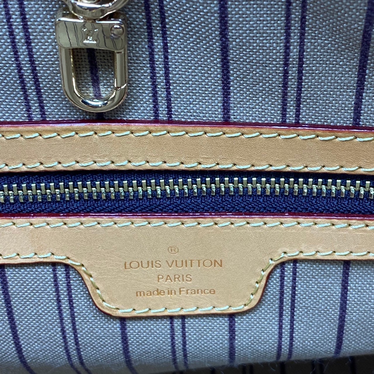 LV Monogram Delight Canvas มี 2 ขนาด กระเป๋าสะพายข้างทรงสูงใบใหญ่หนังแกะสังเคราะห์ หูหิ้วปั้มโลโก้ ด้านในมี1ช่องซิป 1ช่องใส่ของจุกจิ๊ก อะไหล่ทองหรูหรา มีสายยาว ถอดสายได้ ปรับระดับได้ จุของได้เยอะ หรูหรา สวยงาม เหมาะกับทุกโอกาศ ต้องมีติดตู้ห้ามพลาดเลยค่า