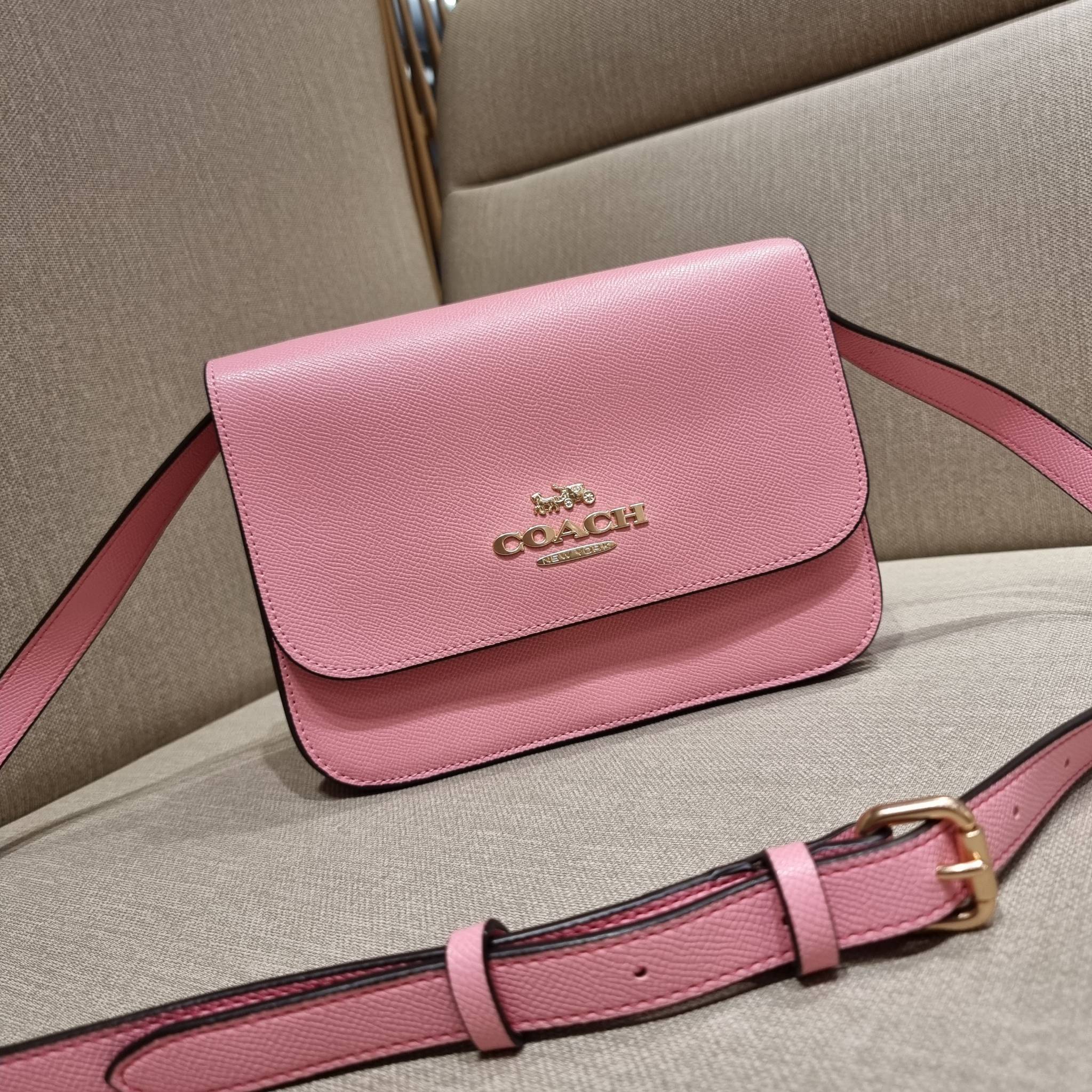 COACH C5632 BRYNN FLAP CROSSBODY แซ่บที่สุด ใหม่ที่สุด!! คอลเลคชั่นใหม่!! มองยังไงก็หลงรักละสายตาไม่ไหว กระเป๋าสะพายข้างลุคไฮน์ ที่ดีไซน์ออกมาได้ปัง และดูแพงมากๆ ด้วยดีเทลคลาสสิค รูปทรงใช้งานง่าย เรียบๆแต่มีดีเทล วัสดุหนัง crossgrain สวยคม!!! เปิด-ปิดด้วย