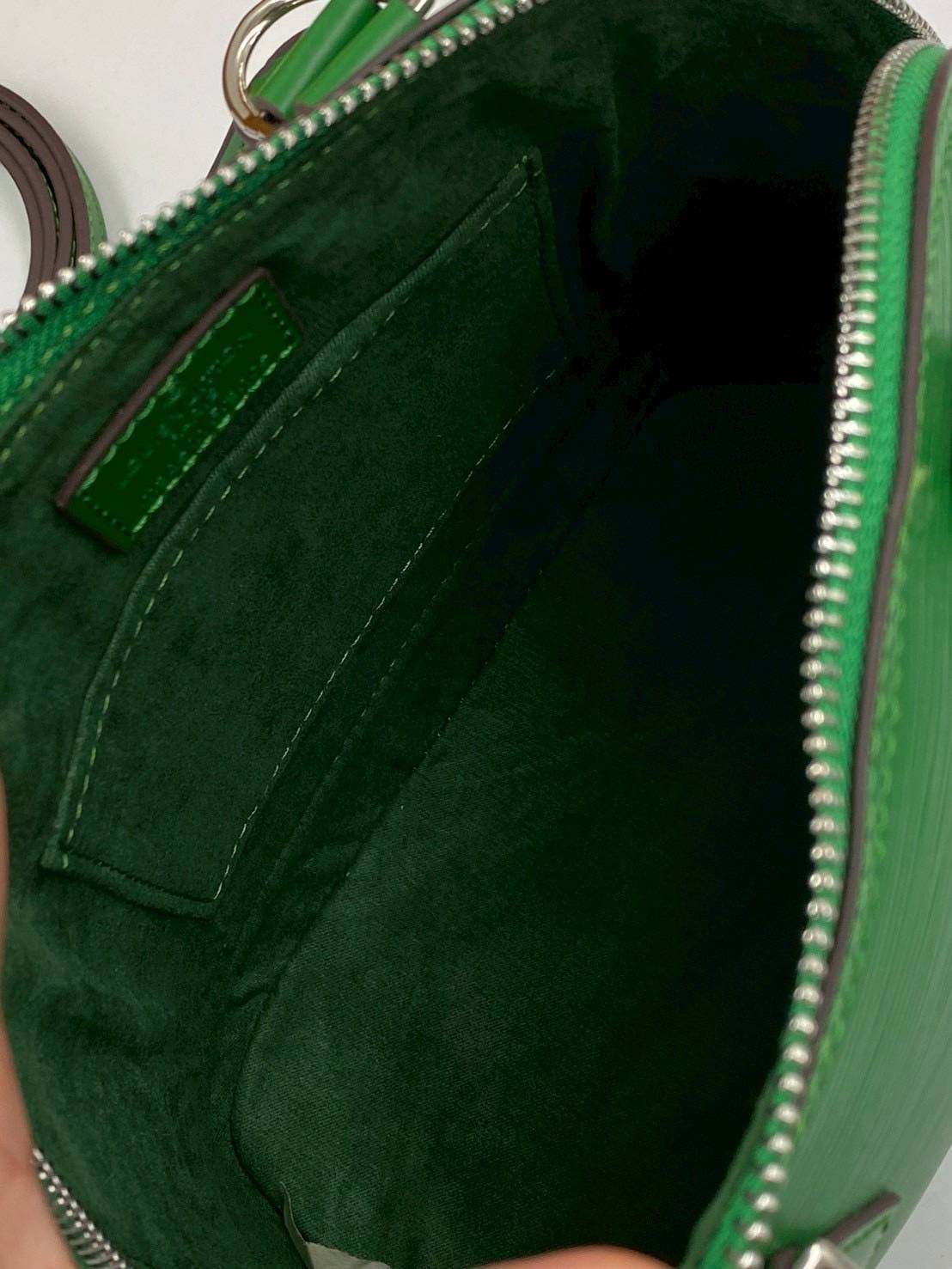 RI หนังแท้ | LV Alma BB bag handbag Epi grained leather กระเป๋าสะพาย/กระเป๋าถือ คลาสสิกเหนือกาลเวลา หนัง Epi มีลวดลายเฉพาะและสีสวยงามทั้งใบ