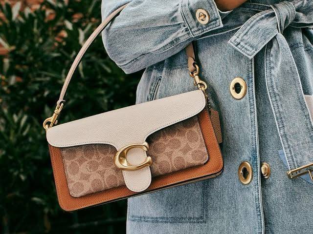 COACH TABBY SHOULDER BAG 26 IN SIGNATURE CANVAS WITH BEADCHAIN (6793,91215) กระเป๋าสะพายไหล่ ดีไซน์วินเทจย้อนยุค สวยคมชัด คลาสสิคใช้ได้ทุกลุค วัสดุหนังแท้สลับหนังแคนวาสเคลือบลาย เปิด-ปิดด้วยแม่เหล็กในตัว รับรองแน่นหนา ด้านหลังมีช่องแยก ภายในเป็นช่องโล่ง ข