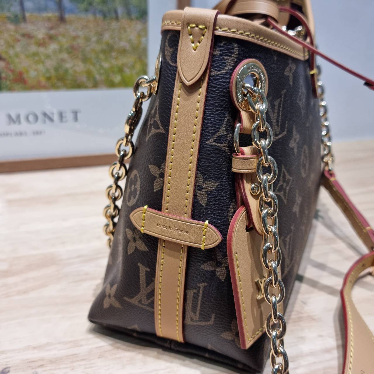 LV CARRYALL BB ใหม่ล่าสุด รุ่นลิมิเต็ดที่สาวๆตามหา จากเคาน์เตอร์ dutyfree ซึ่งเป็นดีไซน์ใหม่ 2025 กระเป๋าสะพายไหล่ทรงสวย ดีไซน์เรียบง่ายคลาสสิค หรู ดูผู้ดี รูปทรงใช้งานง่าย