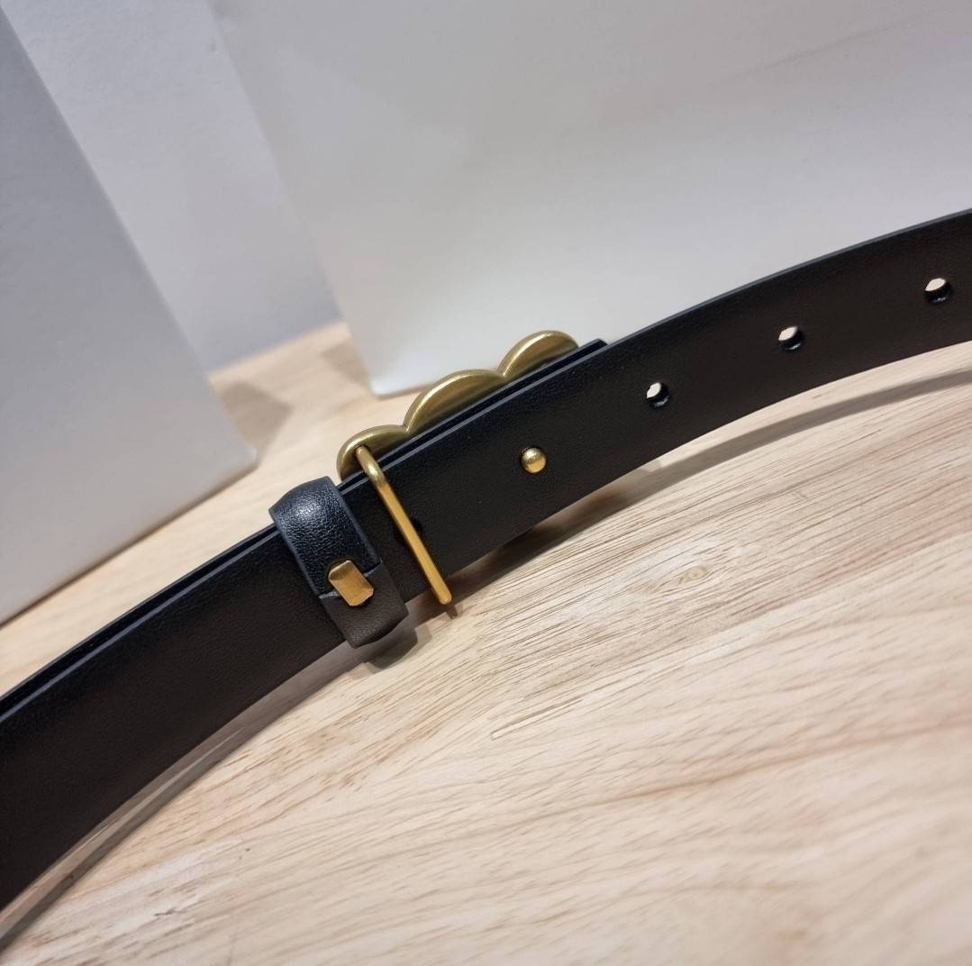 Celine belt with gift box set เข็มขัดซีลีนสุดคลาสสิค วินเทจ เรียบง่าย ผู้ดี เป็นซิกเนเจอร์ ด้วยดีไซน์อะไหล่สีทองวินเทจ ทำให้ใช้งานเป็น everyday use ได้เลย วัสดุหนังอย่างดี