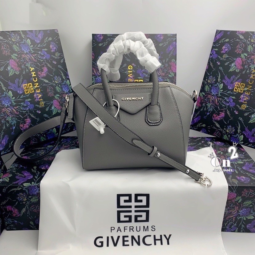 Givenchy Antigona Mini leather shoulder bag กระเป๋าสะพายทรงหมอน งานซิปบน หนังเรียบ อะไหล่เงิน มาพร้อมสายสะพายยาวถอดออกถือได้ กระเป๋าสุดคลาสสิก ใบเดียวก็เอาอยู่ Day to Night Bag เข้าได้กับลุค Smart Casual ด้วยทรงกระเป๋าที่ฐานกว้างใส่ของใช้ที่จำเป็นได้ทุกอย