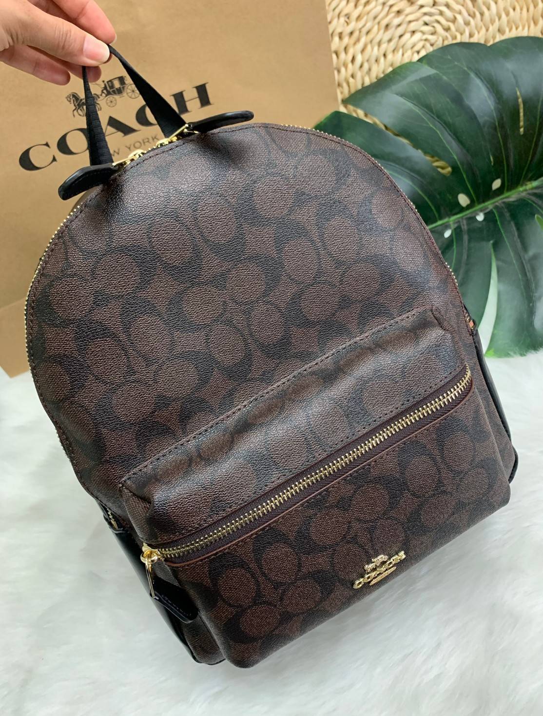OUTLET 】COACH MEDIUM CHARLIE BACKPACK IN SIGNATURE ((32200)) พร้อมส่งที่ไทยอีกครั้งค่ะ! กระเป๋าสะพายหลังขนาดกลาง หนังแท้+ไนล่อน ด้านหน้ามีช่องซิปให้หนึ่งช่อง;เปิดปิดช่องหลักแบบซิปคู่ ภายในกว้างใส่สัมภาระได้จุนะคะ พร้อมช่องซิปให้อีกช่องค่ะ;สายสะพายสามารถเล