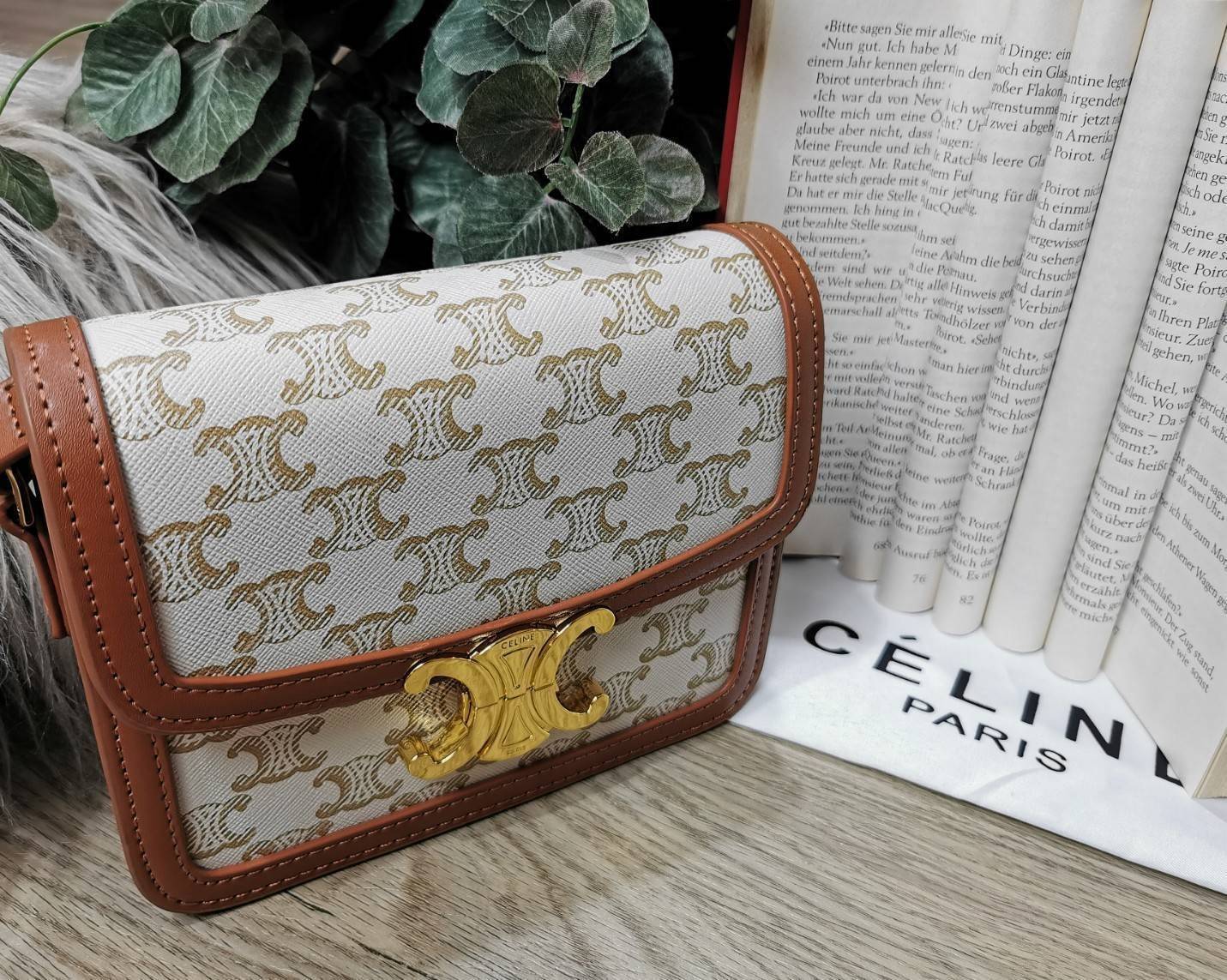 CELINE TRIOMPHE CROSSBODY BAG VIP GIFT WITH PURCHASE-GWP พรีเมี่ยมกิ๊ฟ Limited Edition จาก CELINE PERFUME DUTY FREE COUNTER วัสดุ TRIOMPHE CANVAS & LEATHER ดีไซน์ยอดนิยมสไตล์สาว LISA