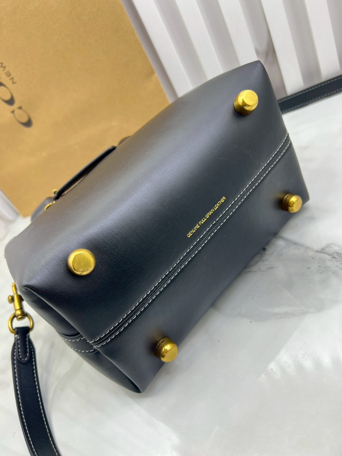 ORI หนังแท้ | Coach Soft Empire Carryall Bag 28 กระเป๋าสะพายทรงโฮโบ รุ่นใหม่ล่าสุด ดีไซน์เรียบง่าย สะพายไปคาเฟ่ ไปเที่ยวถ่ายรูปสวยๆ คือเหมาะสุดๆ หูสะพายยาว พอดีไหล่ ภายในแบ่งสัดส่วนไว้ดี ใบจริงหนังสวยมากๆ