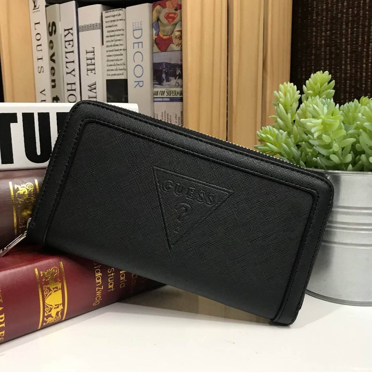 GUESS FACTORY LONG WALLET 2018 กระเป๋าสตางค์ใบยาวซิปรอบ วัสดุหนัง ลายหนัง Saffiano สวยอยู่ ด้านหน้ามีโลโก้แบรนด์ส เปิดปิดด้วยซิปรอบ หัวซิปแบรนด์ ภายในมีช่องใส่บัตร, บัตร และช่องซิปกลางใสเหรียญค่ะ