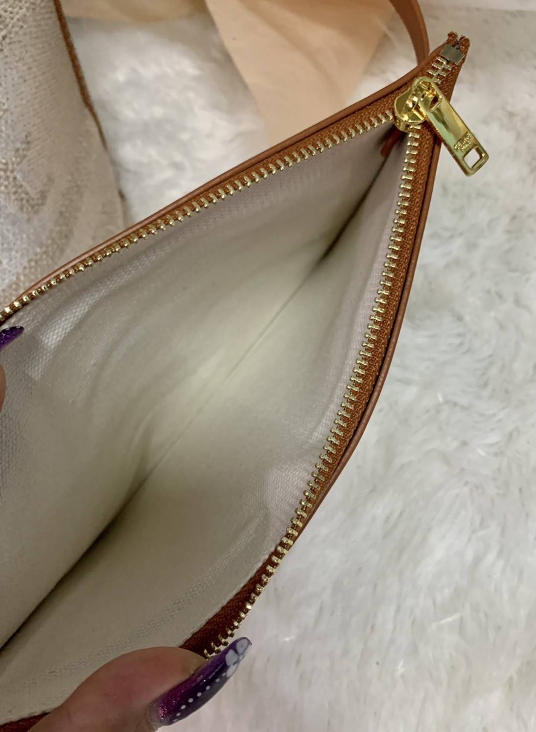 VIP 🥂 CELINE TEXTILE BUCKET BAG VIP / Celine Bucket Bag Beige / Tan วัสดุ Textile Canvas & CalfSkin ดีไซน์ทรง Bucket มาพร้อม Clutch ใบเล็กเข้าชุด ซื้อ 1 ได้ถึง 2 เป็นอีกหนึ่งรุ่นฮิตกันมาก งานสะไตล์วินเทจ ขนาดกำลังดี ผ้าเนื้อหนาค่ะ งานสวยตั้งอยู่ทร