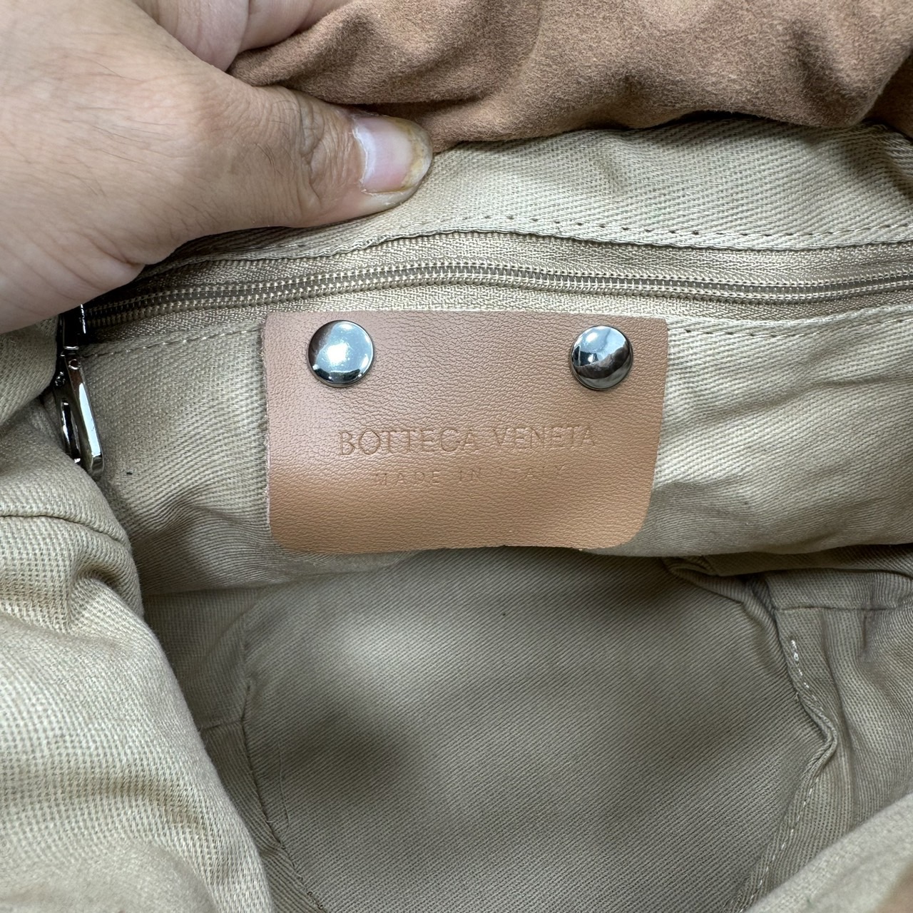 BOTTEGA MINI CABAT LEATHER TOTE BAG 19cm กระเป๋าสะพายขนาดมินิ พร้อมใบลูก ดีไซส์สานเป็นเอกลักษณ์ หนัง nappa นิ่มสวยงาม