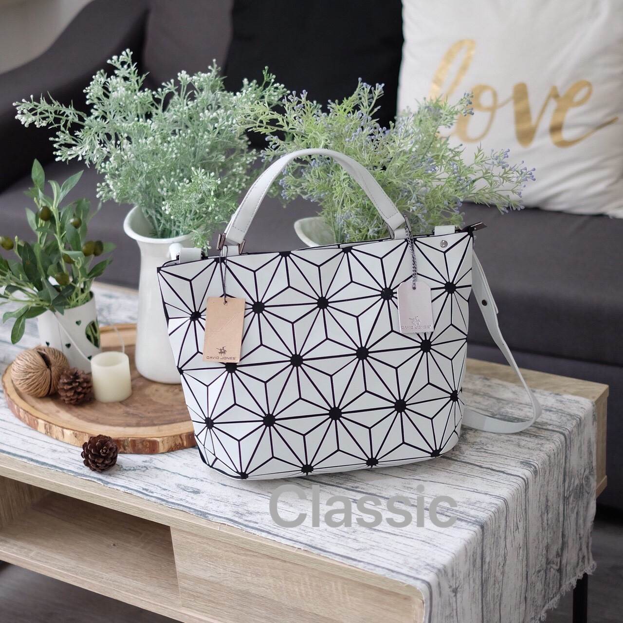 New Collection ka ' Matte Color ' ✨✨ สีด้าน มีให้เลือกถึง 4 สี 🍭🍭แถมยังลาย Limited edition หายาก 👍ปรับทรงได้ 2 แบบ น่ารักมาก จากแบรนด์ David Jones กระเป๋าสะพายข้างดีไซน์เกร๋มาก สีสวยหรูมาก ขนาดกะลังดีเลย น้ำ