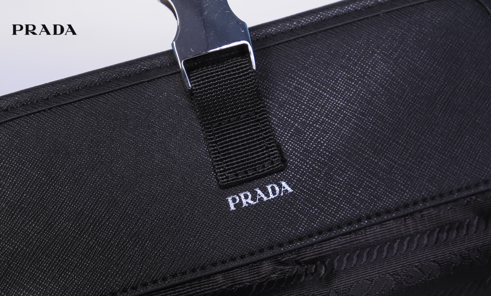 Prada NYLON & Saffiano crossbody bag กระเป๋าสะพายขนาดกำลังน่ารัก วัสดุ NYLON ผสม หนังลาย Saffiano ขนาดกำลังพอดี อยู่ทรง