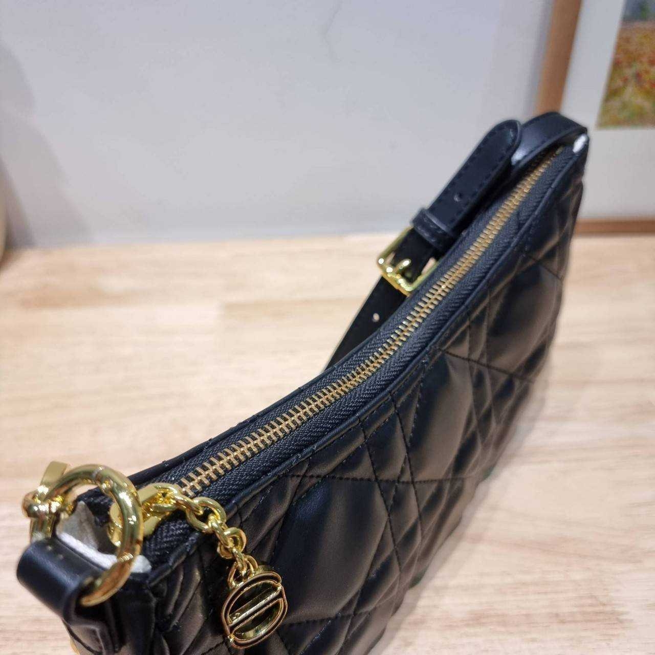 Dior Black Supple Macrocannage / CD LOUNGE BAG กระเป๋าสะพายทรงพอช สวยหรู ดีไซน์เรียบ แต่ดูแพง