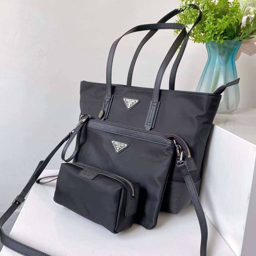 ซื้อ1ได้ถึง3 เซทสุดคุ้ม! SET PRADA TOTE BAG / PRADA SHOPPING BAG กระเป๋าเดินทางขนาดใหญ่ วัสดุ Nylon กันน้ำ อะไหล่เงิน ถือหรือสะพายไหล่ได้ น้ำหนักเบาจุของได้เยอะ เดินทางต่างจังหวัดได้สบายๆ
