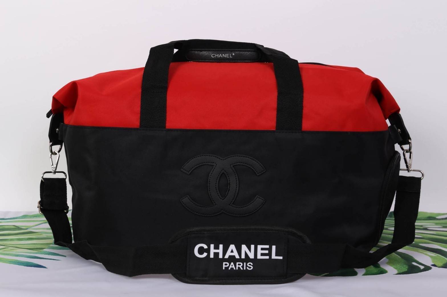 CHANEL VIP GIFT Large Travel Bag กระเป๋าเดินทาง Gift With Purchase รุ่น Limited Edition พรีเมี่ยมกิ๊ฟของเเท้จาก Chanel Perfumes Counter วัสดุ NYLON เนื้อหนาสีดำ-แดงเย็บโลโก้หนังด้านหน้า เปิดปิดด้วยซิป หัวซิปแบรนด์ใบใหญ่จุใจ พิเศษ! มีช่องใส่รองเท้าด้านข้าง