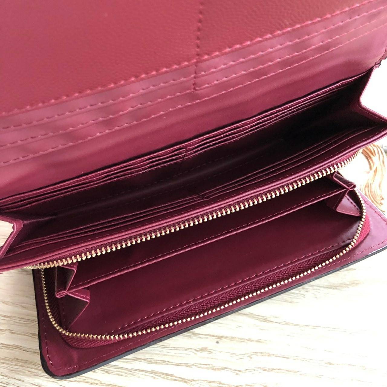 Charles & Keith Basic Long Wallet กระเป๋าสตางค์ใบยาว ตกแต่งด้วยพู่ เปิด – ปิดกระเป๋าด้วยเเม่เหล็กแบบซ่อน ภายในมีช่องใส่บัตร ช่องซิปใส่เหรียญ และช่องใส่ธนบัตร ใส่ iPhone Plus ได้ค่ะ ด้านหลังมีช่อง 1 ช่อง