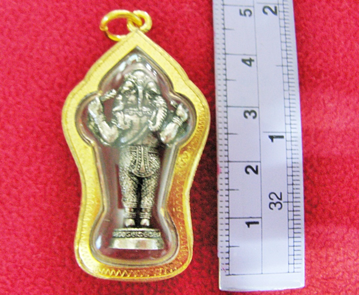 สินค้าหมดค่ะ องค์พระพิฆเณศปางตรีมุขคณปติแบบยืน(ประทานพรโชคลาภ มีอำนาจ)เนื้อเงินเลี่ยมทองไมครอนพร้อมใบคาถาค่ะ