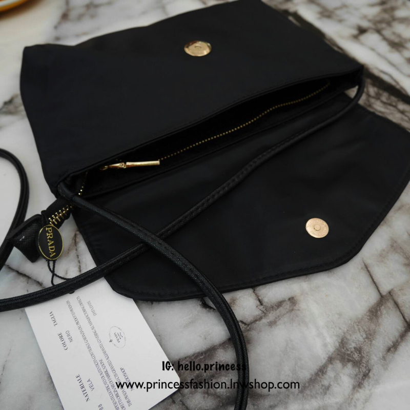 Best Price x Best Seller! จากงานพรีเมี่ยมกิ้ฟ จากเคาเตอร์ต่างประเทศ จากแบรนด์ PRADA ค่า เป็น กระเป๋าผ้าไนล่อน ตามแบบฉบับของแบรนด์เลย ใบนี้มีสายยาวให้คะ เลิศมาก สะพายเป็น shoulder bag ได้เลย ขนาดกำลังดีคะ ตัวกระเป๋าเบามาก ใส่มือถือได้ทุกรุ่น ใช้แล้วสวยมากๆ