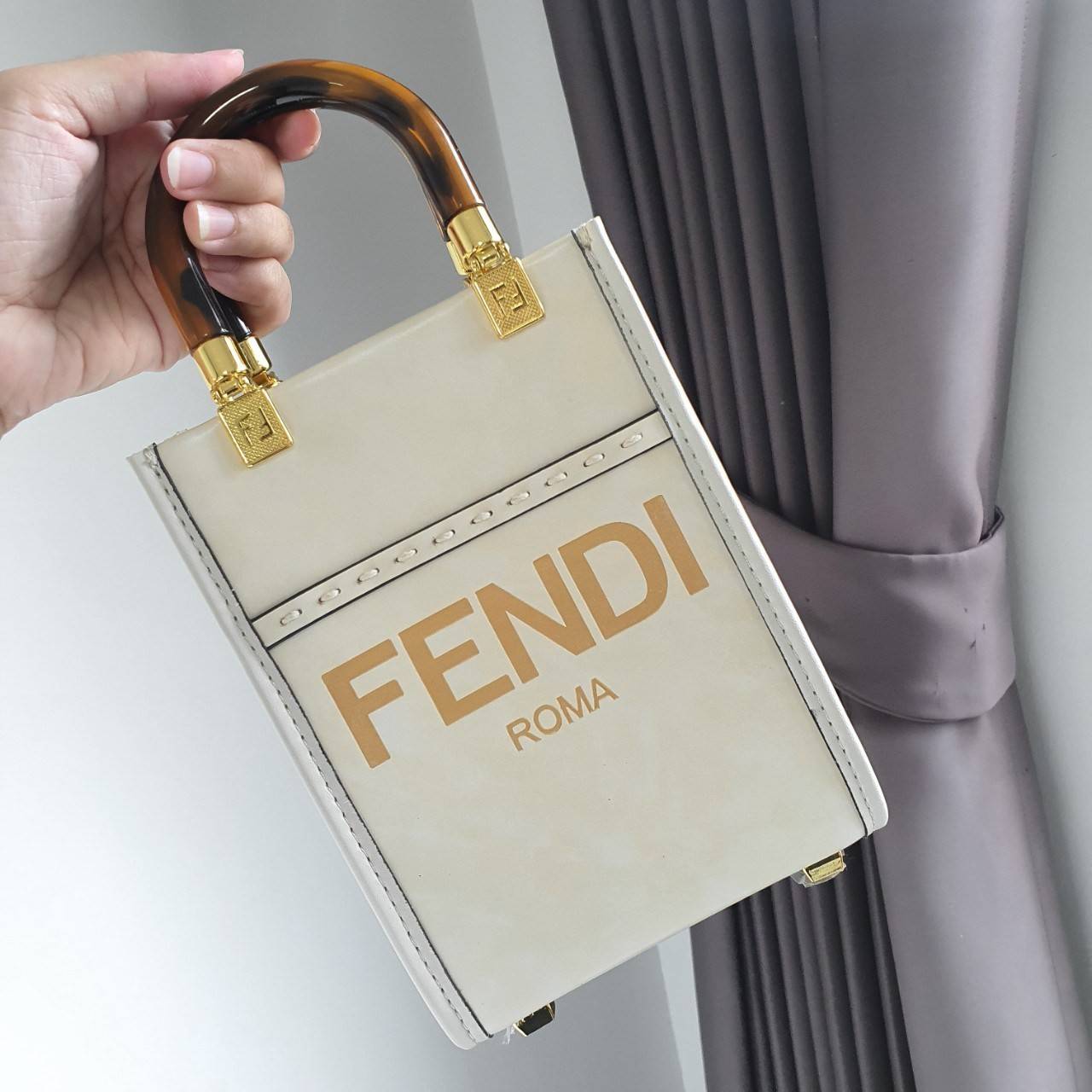 สวยหรูมาก กับ FENDI MINI SUNSHINE SHOPPER วัสดุหนังแท้ทั้งใบ ปั้มชื่อแบรนด์ด้านหน้า ที่จับเซรามิคสีสวยมีสลักแบรนด์ *ทรงมินิน่ารัก ด้านในเป็นช่องโล่งกว้าง สามารถใส่ กระเป๋าสตางค์สั้น มือถือได้ทุกรุ่น มาพร้อมสายสะพาย ถอดปรับได้ อะไหล่ปั้มแบรนด์สีทอง ปั้มโลโ