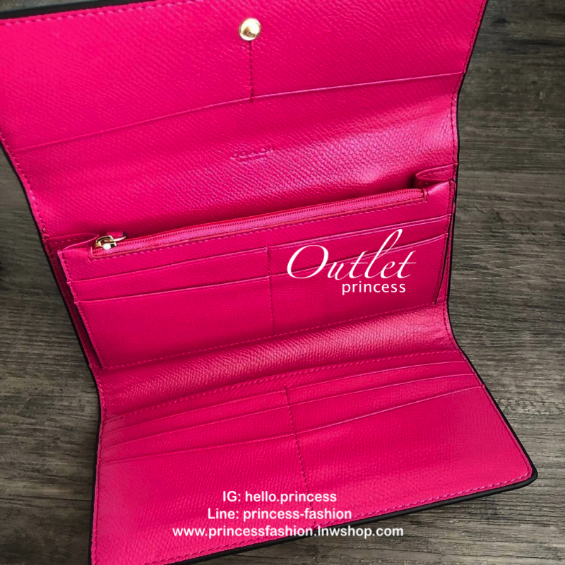 Coach signature ling wallet กระเป๋าสตางค์ใบยาว เปิด - ปิดกระเป๋าแบบกระดุม ภายในมีช่องใส่บัตร ธนบัตร และช่องซิปใส่เหรียญ ด้านหลังมีอีกช่อง 1 ช่อง พร้อมที่ใส่บัตร ถอดแยกใช้ได้ค่ะ