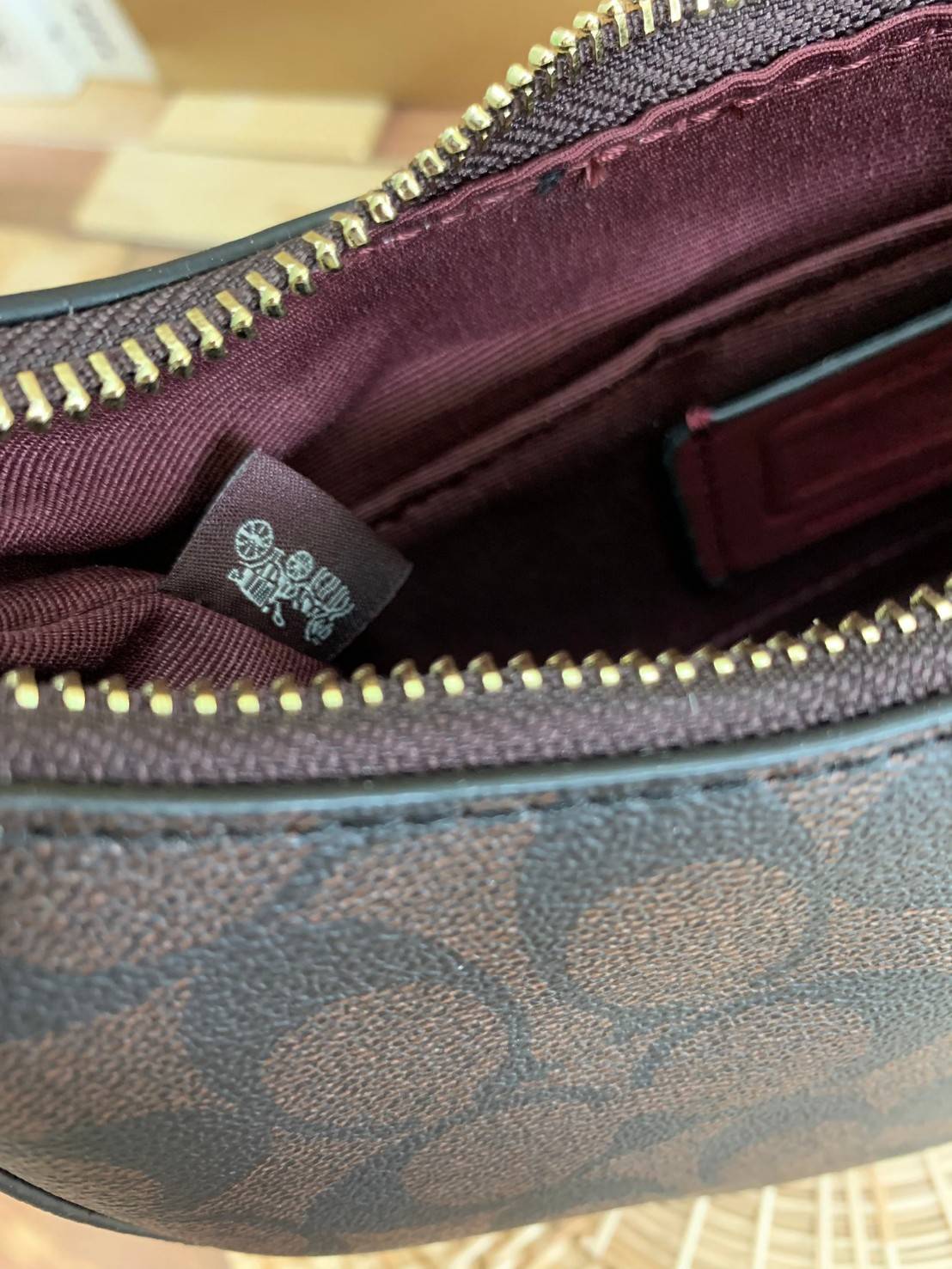 COACH KLEO HOBO BAG ((C7257//C6809//C6807)) พร้อมส่ง คุณภาพเกินเบอร์เลยจ้าา จำนวนจำกัด! กระเป๋าคล้องไหล่หรือสะพายข้างได้ Hobo รุ่นใหม่ล่าสุด ดีไซด์รูปทรงให้ดูเรียลขึ้น หนังแท้นิ่มสวย เปิดปิดกระเป๋าแบบซิปมีหนังห้อยลงมา ภายในกระเป๋าสามารถใส่กระเป๋าเงินใบยาว