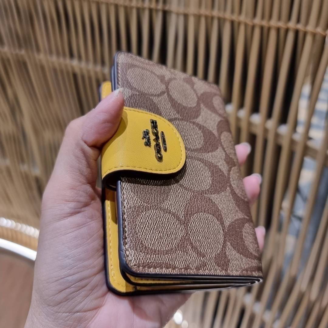 COACH C0082 MEDIUM CORNER ZIP WALLET IN SIGNATURE CANVAS ฉุดยังไงก็ไม่อยู่กับความปังของรุ่นนี้ ดีไซน์ใหม่สวยซ่อนหรู กระเป๋าสตางค์ใบกลาง 👛 เป็นไอเท็มสุดฮิต ที่ไม่ควรพลาด พกพาสะดวก ขนาดกำลังเหมาะมือ วัสดุหนังแคนวาสเคลือบลาย ภายในมีช่องใส่บัตร ใส่ธนบ