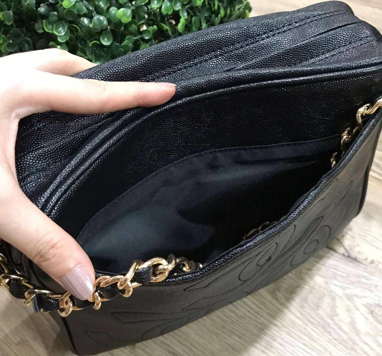 CHANEL chain caviar crossbody bag / Chanel Shoulder Bag With Chain กระเป๋าสะพายข้าง วัสดุหนังลายคาเวียร์ อะไหล่ทอง ด้านหน้ามี 1 ช่องโล่งใส่ Ipad ได้ ด้านหน้าเย็บโลโก้แบรนด์ สวยหรูมากๆ ค่ะ