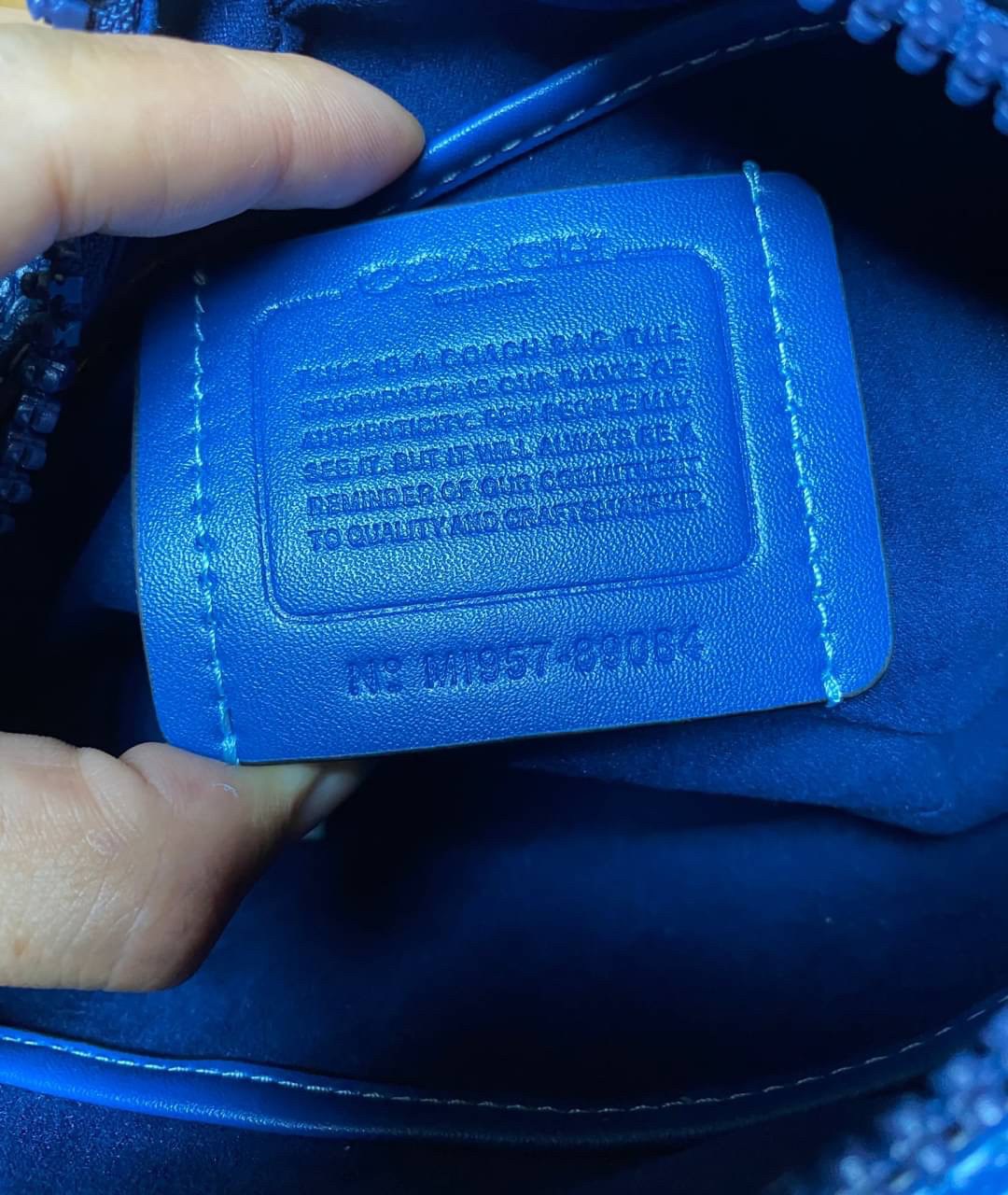 COACH ACADEMY CROSSBODY WITH HORSE AND CARRIAGE PRINT (COACH 89084) ผ้าใบเคลือบพิมพ์ลายและหนังกรวดขัดเงา ภายในกระเป๋ามัลติฟังก์ชั่น| ปิดด้วยซิป ซับในผ้า ด้านนอกมีซิปและกระเป๋าสลิป สายสะพายถอดได้