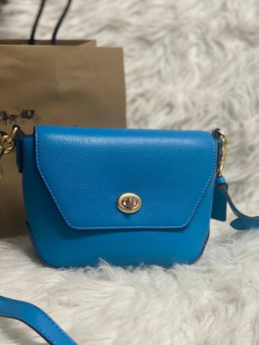 คอลเลคชั่นใหม่ ทั้งสวยทั้งคุณภาพค่ะ😘 COACH KARLEE CROSSBODY BAG 💐พร้อมส่ง ได้ไปไม่ผิดหวังแน่นอนค่ะ! สวยๆแบบคนดังระดับโลกกันค่าา กระเป๋าสะพายแบบครอสบอดี้ร์ หนังแท้นิ่มสวยงามมากๆค่ะ รูปทรงน่ารักกระทัดรัด เปิดปิดกระเป๋าแบบหมุนล็อค ภายในสามารถ