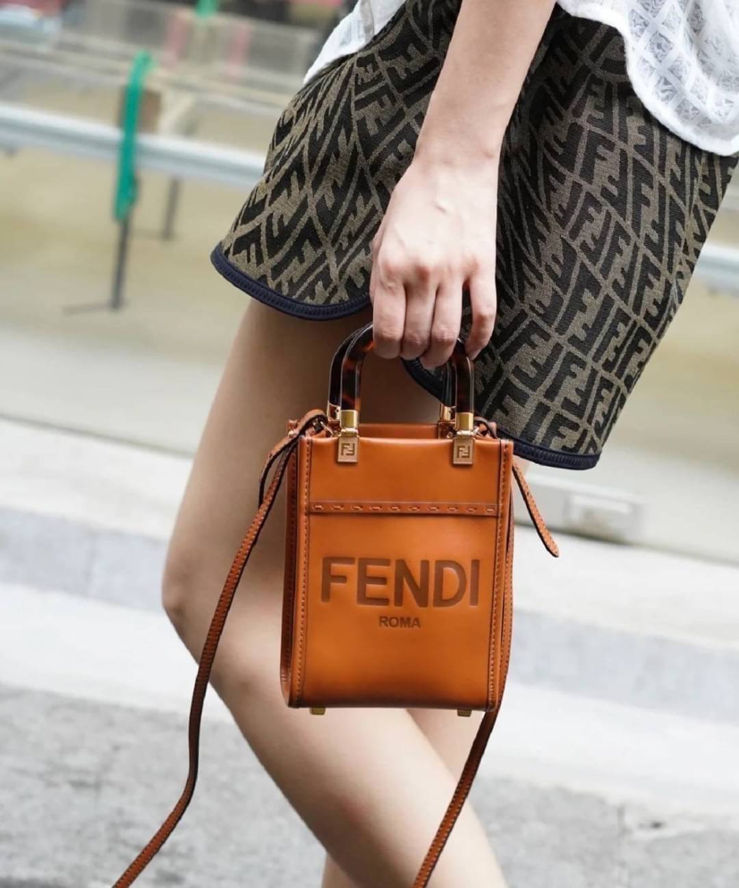 สวยหรูมาก กับ FENDI MINI SUNSHINE SHOPPER วัสดุหนังแท้ทั้งใบ ปั้มชื่อแบรนด์ด้านหน้า ที่จับเซรามิคสีสวยมีสลักแบรนด์ *ทรงมินิน่ารัก ด้านในเป็นช่องโล่งกว้าง สามารถใส่ กระเป๋าสตางค์สั้น มือถือได้ทุกรุ่น มาพร้อมสายสะพาย ถอดปรับได้ อะไหล่ปั้มแบรนด์สีทอง ปั้มโลโ