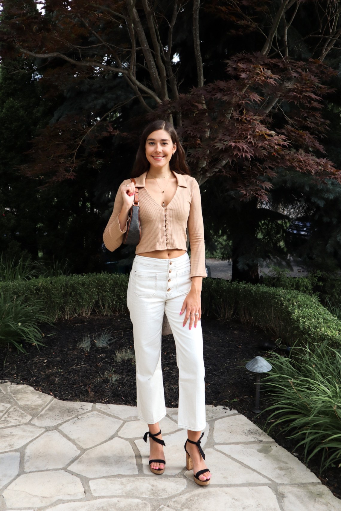 CELINE Vintage Classic Ava bag 1 ใน คอลเลคชั่น “Triomphe Canvas” มาพร้อมสายสะพายไหล่ที่ปรับความยาวได้ และเนื่องจากช่วงล่างของกระเป๋ามีขนาดใหญ่กว่าช่วงบน จึงทำให้ไม่เสียทรงเมื่อเราใส่สิ่งของอย่างกระเป๋าสตางค์หรือโทรศัพท์มือถือ หากดูภาพรวมแล้ว รุ่นนี้ออกแนว