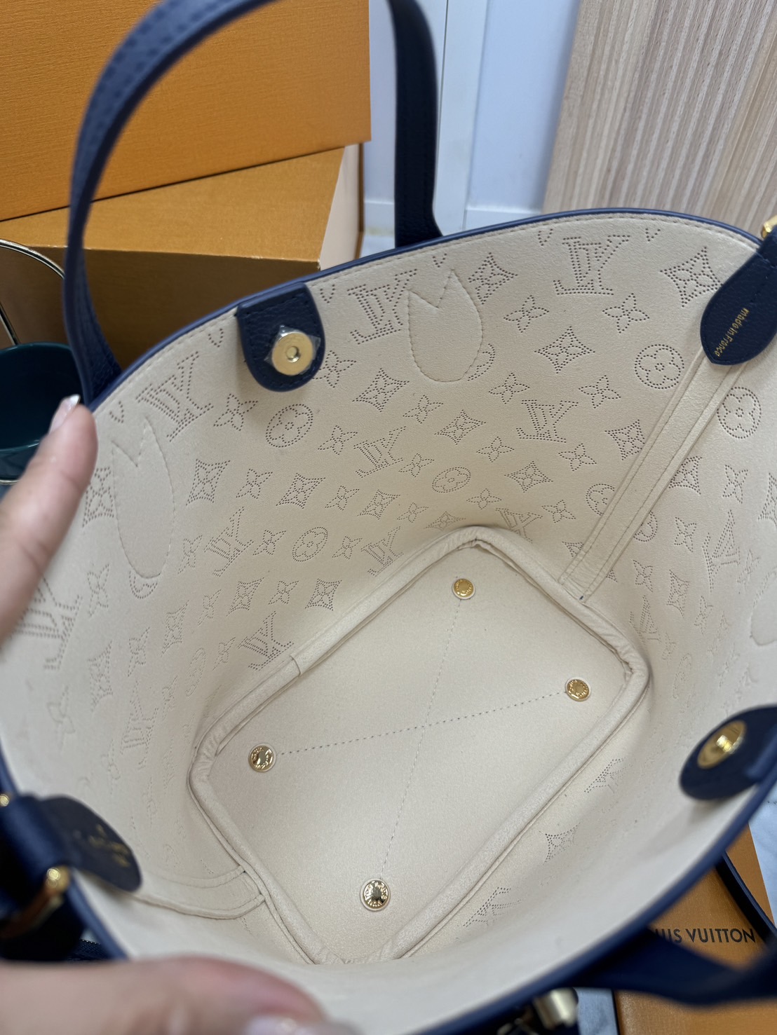 TOP ORI หนังแท้ | LV Blossom PM bag กระเป๋าทรงโท้ทรุ่นใหม่ โทนสีกรมคลาสสิกเหนือกาลเวลาที่มีสไตล์พร้อมตอบโจทย์การใช้งานมากขึ้น ฉลุลายโลโก้เป็นเอกลักษณ์ สวยหรู ดูแพงมากค่ะ