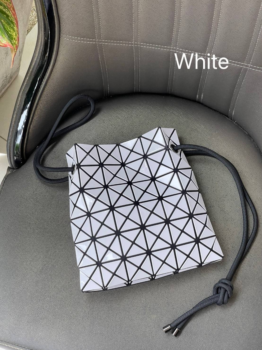 Baobao Issey Miyake Wring Small Bag กระเป๋าสะพายครอสบอดี้พร้อมสายรูดเปิดปิด สามารถปรับความยาวของสายได้ตามสไตล์ความชื่นชอบ ด้วยดีไซน์ทรงน่ารัก เหมาะสำหรับให้สาวๆหยิบใช้ในวันสบายๆ แต่เต็มเปี่ยมไปด้วยความคล่องแคล่ว ไฮไลต์ของซีซั่นนี้คือกระเป๋าที่มาพร้อมกับเช