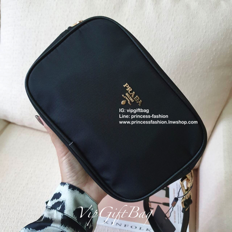 กระเป๋าทรง mini crossbody จากงานพรีเมี่ยมกิ้ฟแบรนด์ดัง PRADA วัสดุ Nylonสุดหรูอย่างดี สามารถกันน้ำได้ ทั้งใบ ขนาดกำลังดีน่ารัก🐰 ด้านในมีช่องแบ่งใส่ของใส่ของจุกจิกได้ ใส่โทรศัพท์ได้ทุกรุ่น คสอ. ใช้แล้วสวยมากๆ อะไหล่ทองปั้มแบรนด์ทุกจุด คุ้มเกินราคาค