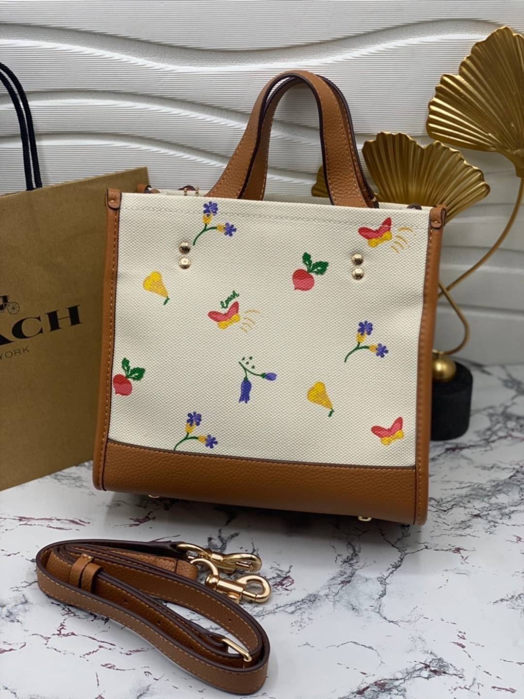 COACH DEMPSEY TOTE 22 WITH DREAMY VEGGIE PRINT (COACH C8253) พร้อมส่งที่ไทย