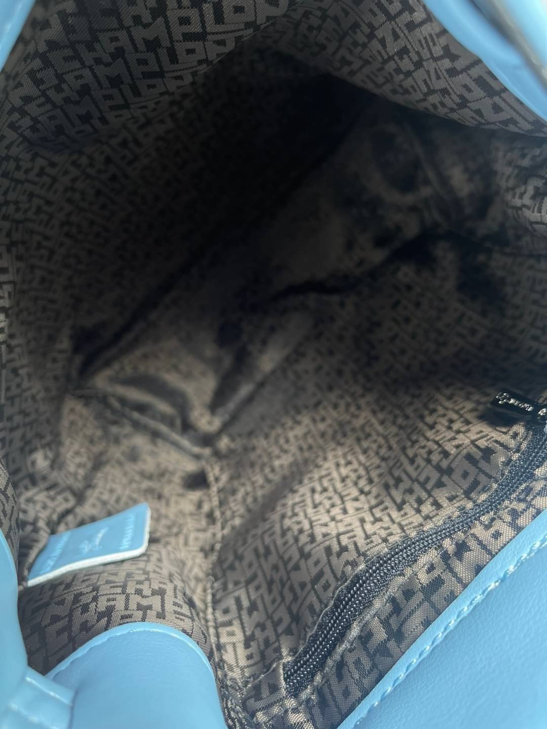 Longchamp Le Pliage Cuir Xs Leather Backpack แบรนด์ติดเทรนด์ตลอดไม่เคยเปลี่ยนกับ ทรง Le Pliage Cuir หนึ่งในตระกูลกระเป๋าสุดไอคอนิกจากแบรนด์ เมื่อรุ่น Le Pliage Cuir ในรูปแบบของหนังแกะ Metis ได้ถือกำเนิดขึ้นในปี 2012 เป้ที่มีการจัดการปรับดีไซน์ให้มีขนาดกำล