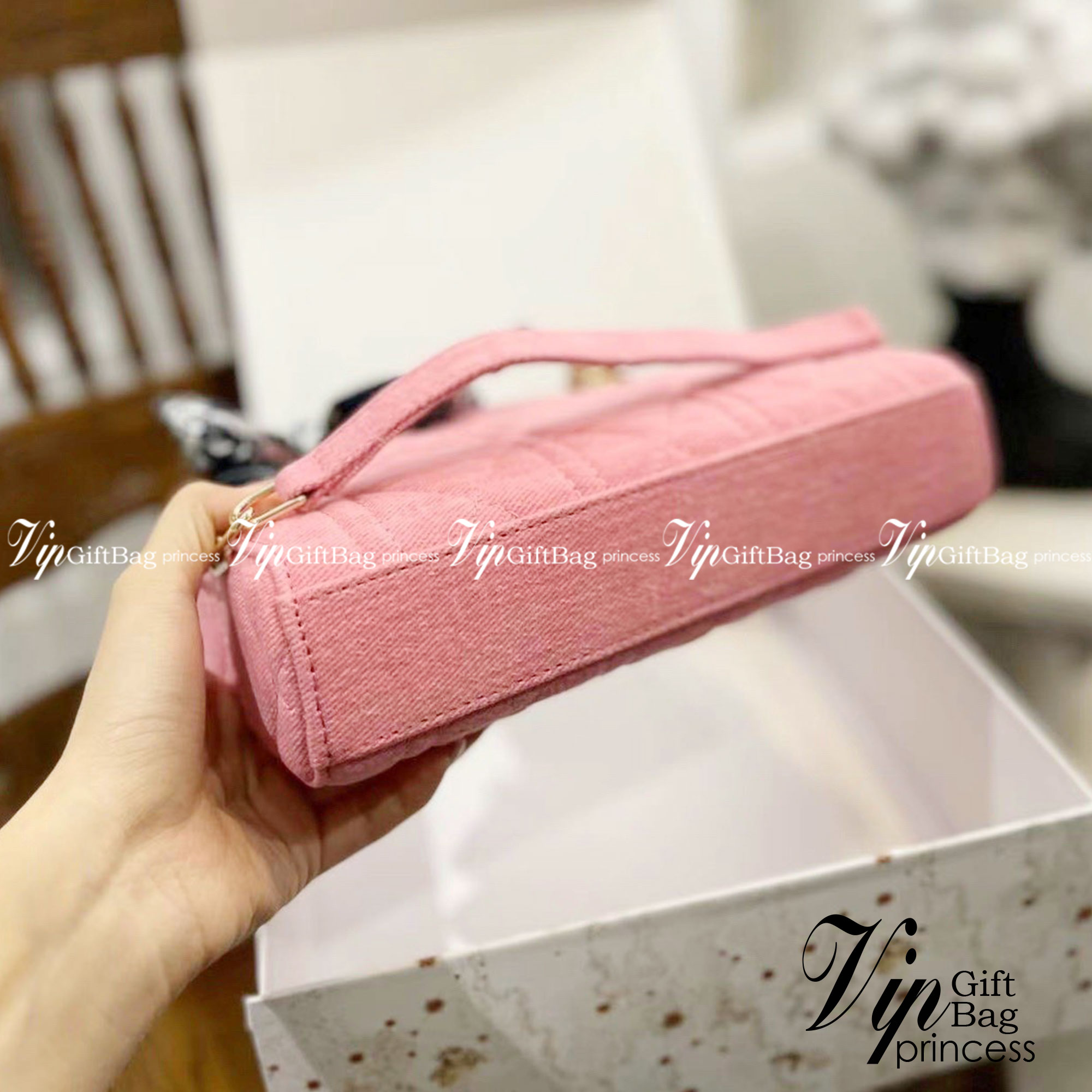 DIOR D-Joy Bag Cannage Denim / Dior Lady Bag กระเป๋าสะพายดิออร์ใบนี้คือราชนิกุลมากแม่ความเลดี้ดิออร์ที่เกินต้าน งานชนช้อปปังสุด ถือสลับแท้ไม่โป๊ะแน่นอน ราคาเบาสุด ภาพถ่ายจากงานจริง สวยเหมือนในรูป พร้อมส่งที่ไทย