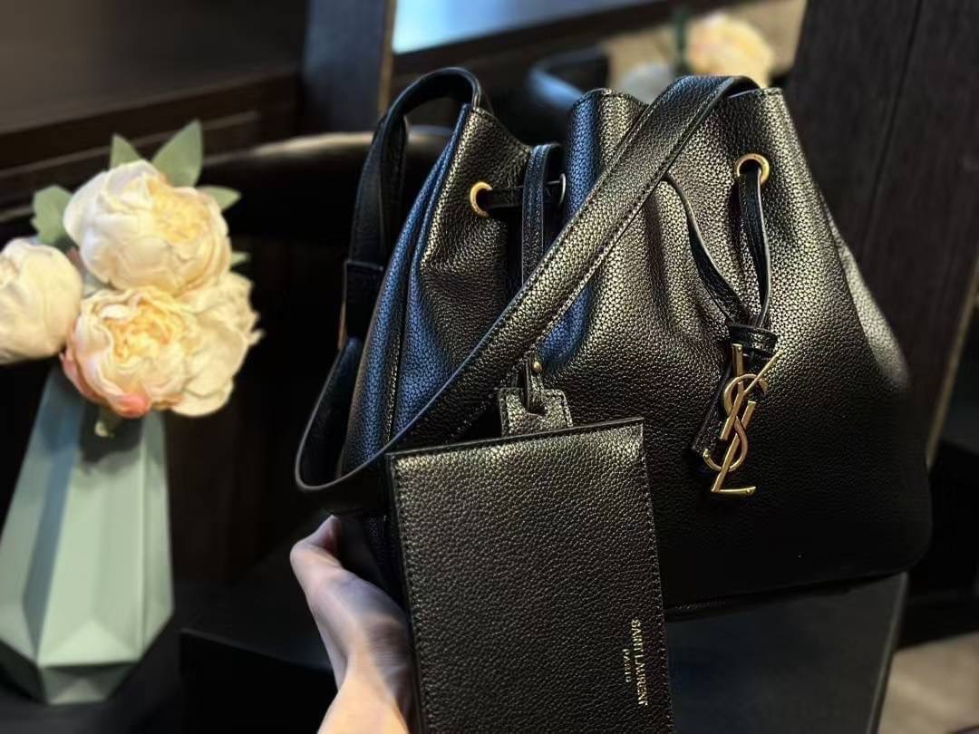 YSL PARIS VII flat hobo bag / YSL Bucket Bag กระเป๋าสะพายทรงโฮโบบัคเก็ต งานหนังเต็มใบ ฟังก์ชั่นสุดเลิศพร้อมเชือกรูด ดีไซน์รูปทรงใช้งานง่าย -- [รับตัวแทนกระเป๋า]