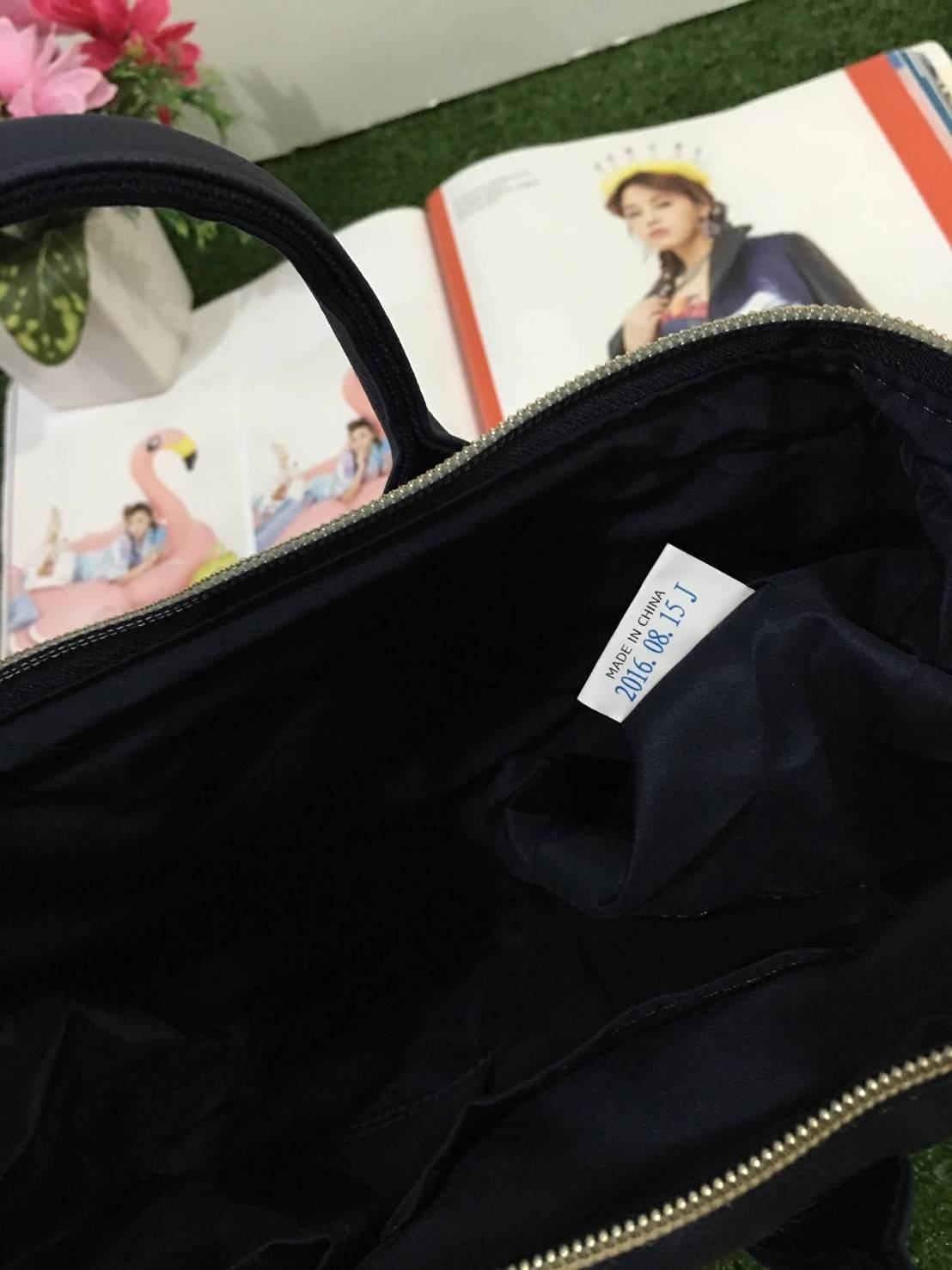 Anello polyester 2 way mini boston bag จากแบรนด์ดังในประเทศญี่ปุ่น กระเป๋าสไตล์คลาสสิค มีโครงปากกระเป๋ากว้างเป็นสัญลักษณ์ วัสดุหนัง pu กันน้ำได้ ภายในมีช่องใหญ่และช่องเล็กด้านข้าง2ช่อง เปิดปิดด้วยซิปคู่ มีตัวล็อคที่หูจับ ด้านหน้ามีช่องซิปเล็กใช้งานได้จริง