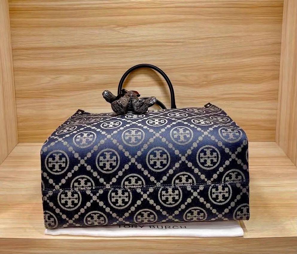 กระเป๋าถือ หรือสะพาย TORY BURCH มาใหม่ล่าสุด จุใจคนสัมภาระเยอะ งานสวยตั้งอยู่ทรง น้ำหนักเบาค่ะ ดีไซต์เก๋มาพร้อมพวงกุญแจตุ๊กตาน้องหมี น่ารักมากมาย