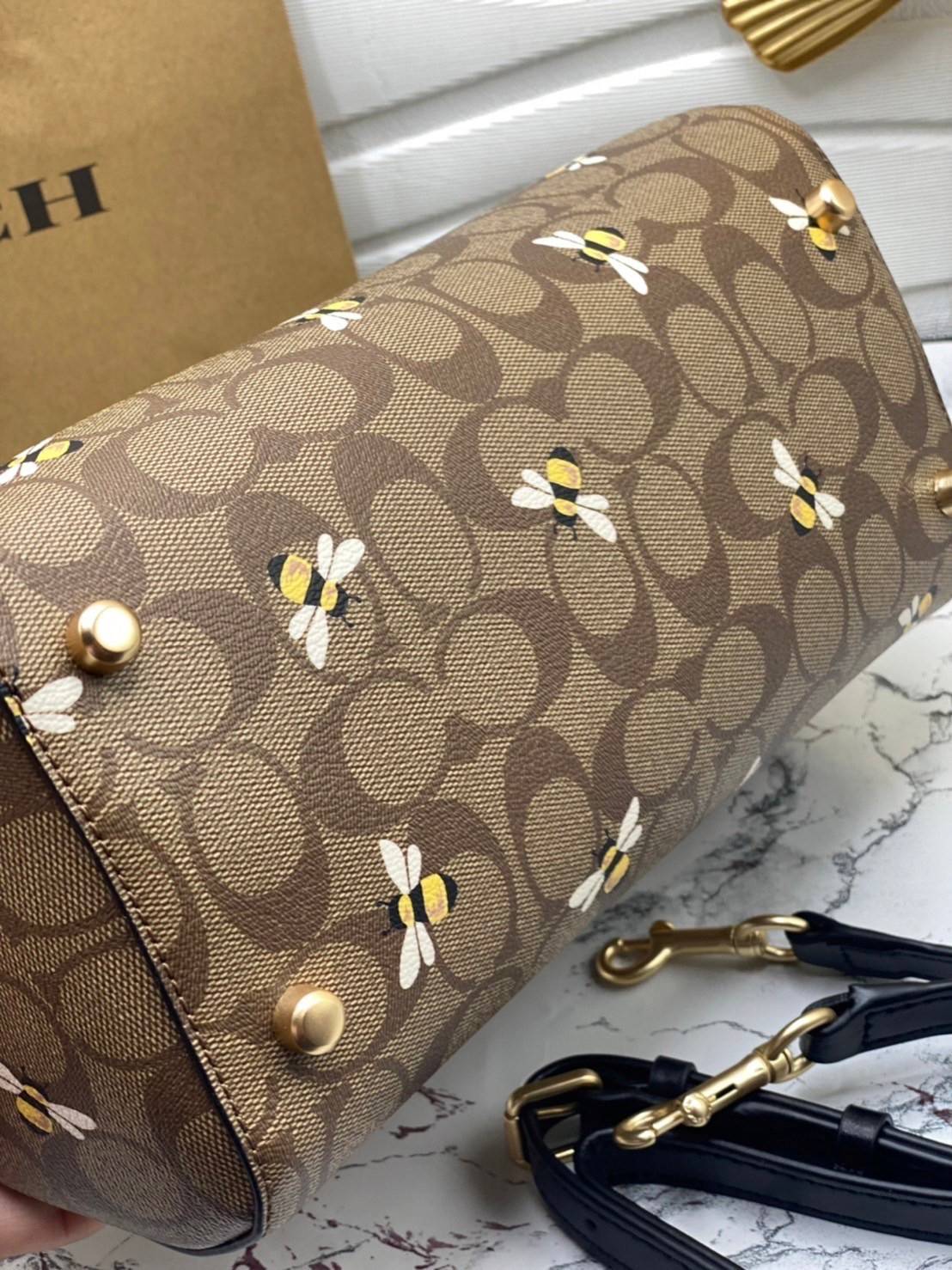 COACH ROWAN SATCHEL IN SIGNATURE CANVAS WITH BEE PRINT (C8591) พร้อมส่งที่ไทย