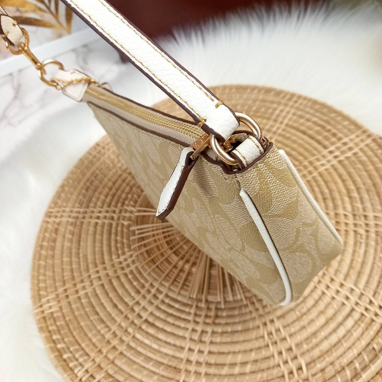 COACH NOLITA 19 IN SIGNATURE CANVAS WITH TIGER (C7699) 😻กระเป๋าถือ กระเป๋าสะพายทรงพอชเล็ก ปรับเป็นคล้องมือได้ รุ่นนี้ บอกเลยว่าใช้ง่ายสะพายคล่องมากๆ// จะสะพายไหล่ หรือปรับเปลี่ยนมาเป็นแบบคล้องมือเก๋ๆก็ยังได้ เพียงแค่ถอดตะขอมารวมกันไว้ที่หูกระเป๋าข