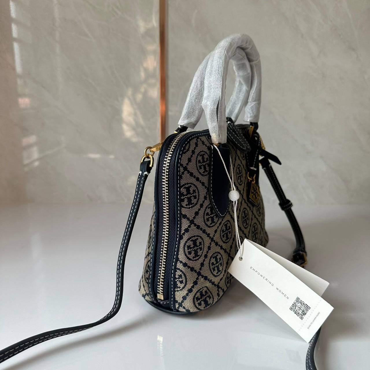 TORY BURCH MINI PEBBLED SWING BAG / Tory Mini Swing Bag in Pebbled Leather / T Monogram Jacquard Swing Bag กระเป๋าสะพาย คอลเลคชั่นใหม่ล่าสุดดีไซน์สุดคลาสสิก รูปทรงโดม