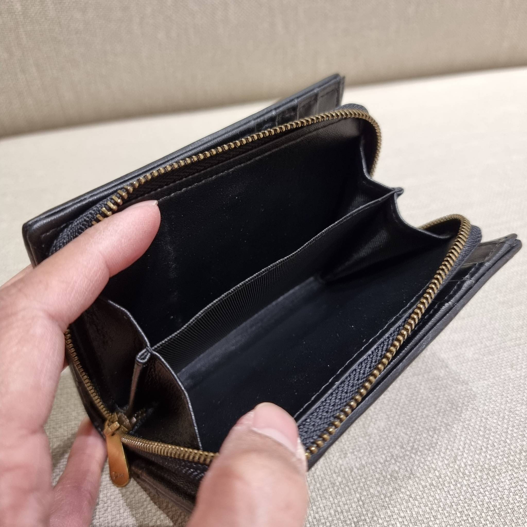 VIP 】CD MULTI WALLET WITH GWP กระเป๋าสตางค์ขนาดเหมาะมือ พรีเมี่ยมกิ๊ฟจากเคาน์เตอร์ ดีไซน์แปลกใหม่ ไม่ซ้ำใคร สลับเปิดได้ 2 ฝั่ง ตรงกลางเป็นช่องซิป วัสดุผ้าแคนวาสปักลาย สลับหนังแท้ภายใน ภายในมีช่องใส่บัตร ใส่ธนบัตรได้ สะดวกใช้มากๆ มาพร้อม box set ในราคาที่ถ